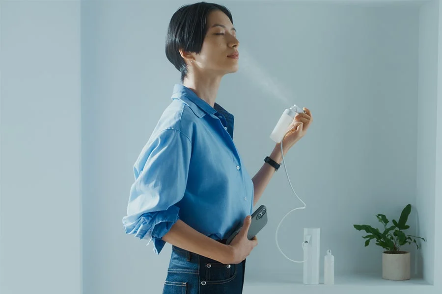 女性がメイクの上からミストを使用