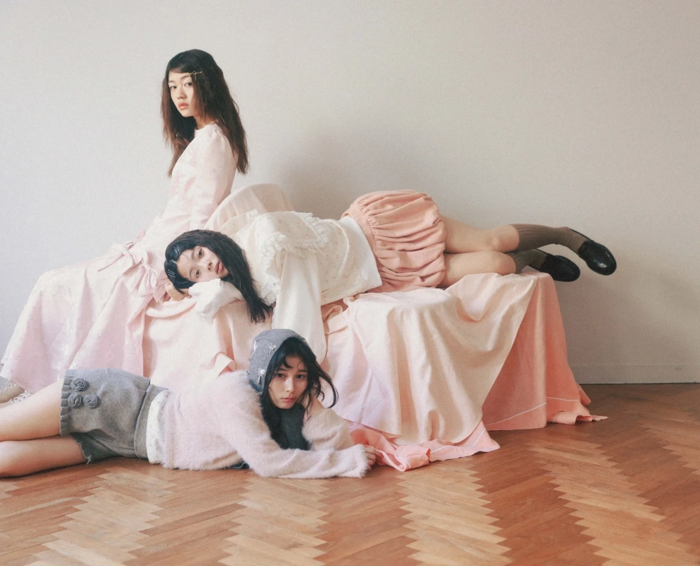 南琴奈さん、滝澤エリカさん、大久保桜子さんのパステルカラーファッションポートレート