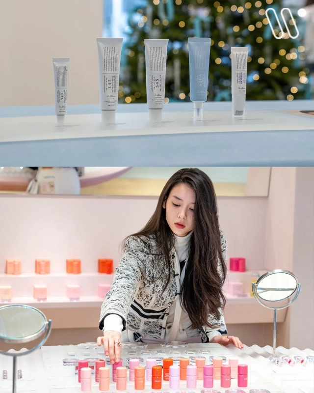 商品ディスプレイと女性