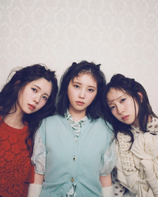 与田祐希さん、金村美玖さん、筒井あやめさんの3人組ポートレート