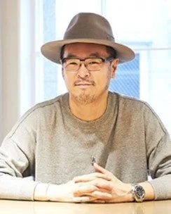 フェドラハットと眼鏡をかけた男性