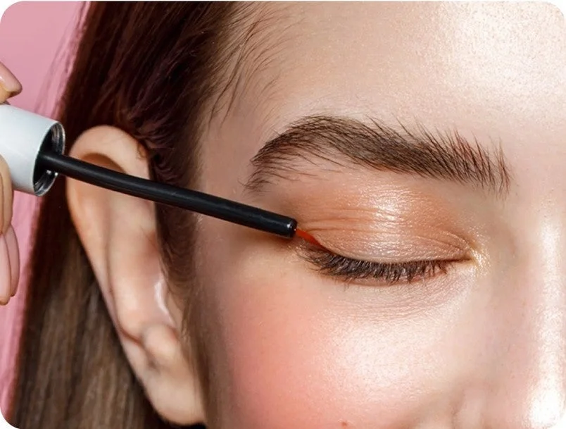 女性がアイラインを引いているようなクローズアップ写真