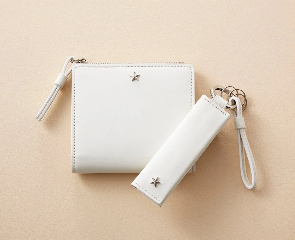 白い二つ折り財布と星の飾りが付いた白いキーケース