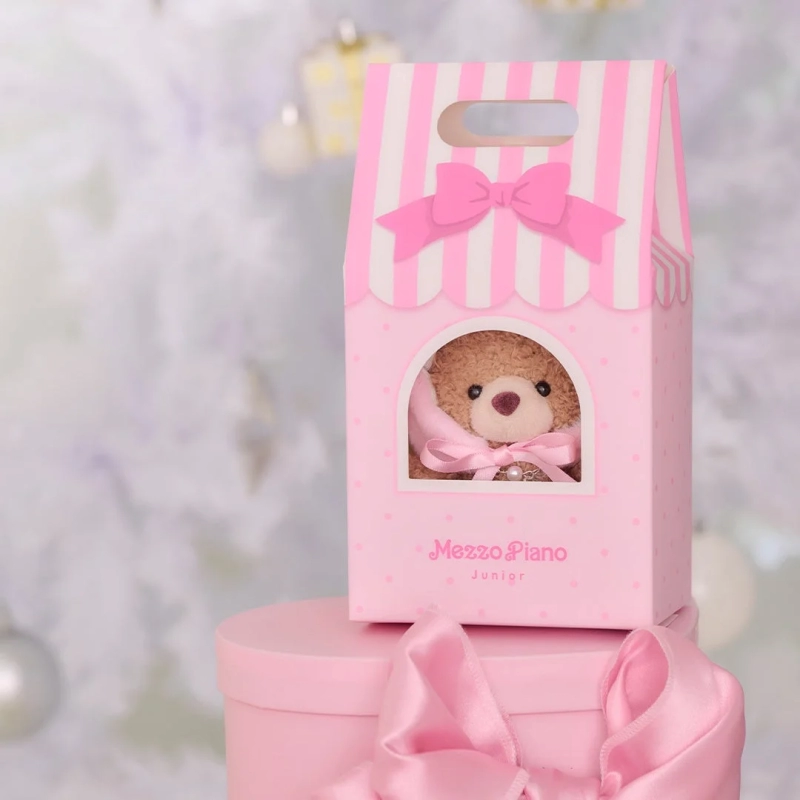 ピンクのギフトボックスに入ったテディベア