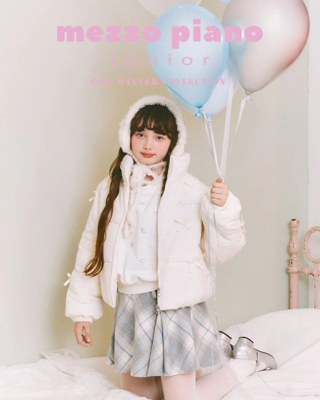 白い冬服を着た少女とバルーン