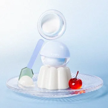 プリンのような容器に入ったスキンケア製品とチェリー