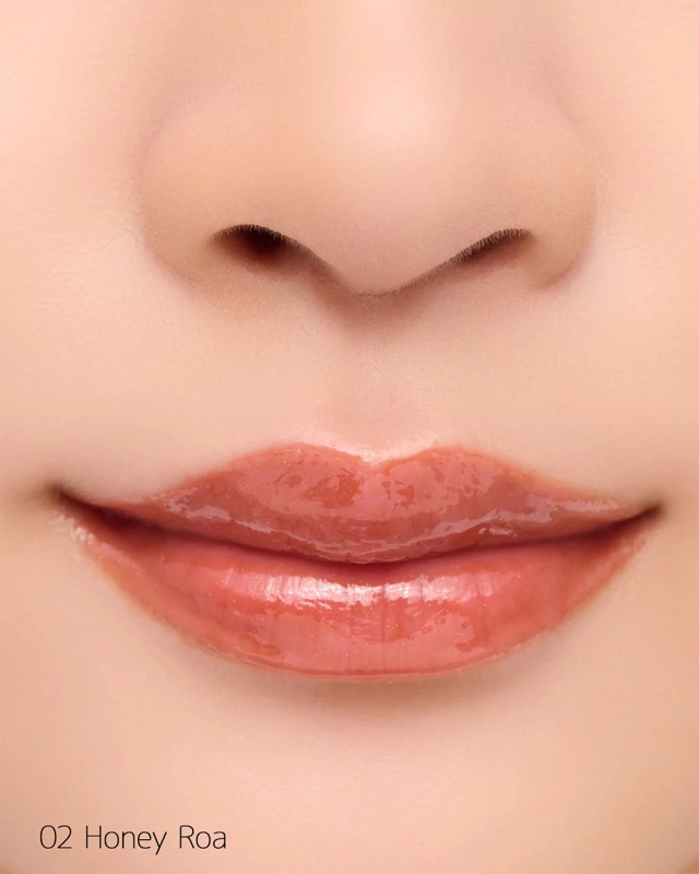 「02 Honey Roa」を塗布した唇のクローズアップ