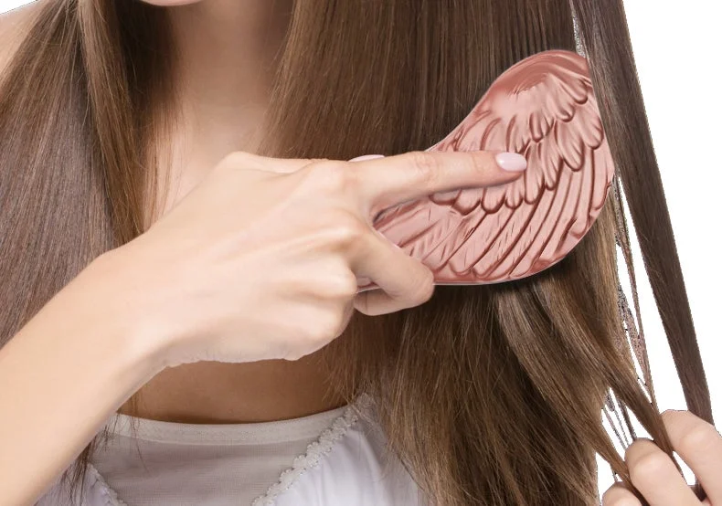 女性がブラシで髪をとかしている