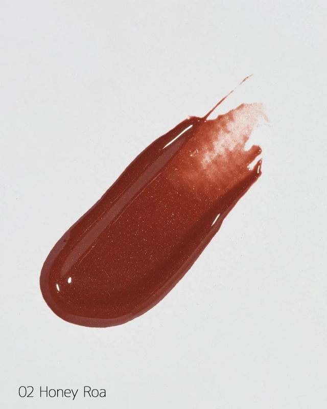光沢のある赤茶色のリップグロス「02 Honey Roa」のスウォッチ
