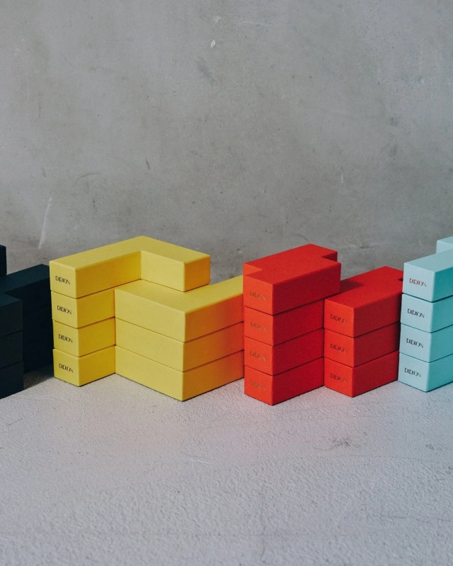 「DIDION」ロゴの入ったカラフルなボックス