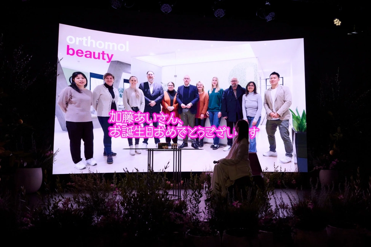 加藤あいさんの誕生日祝いのスクリーン