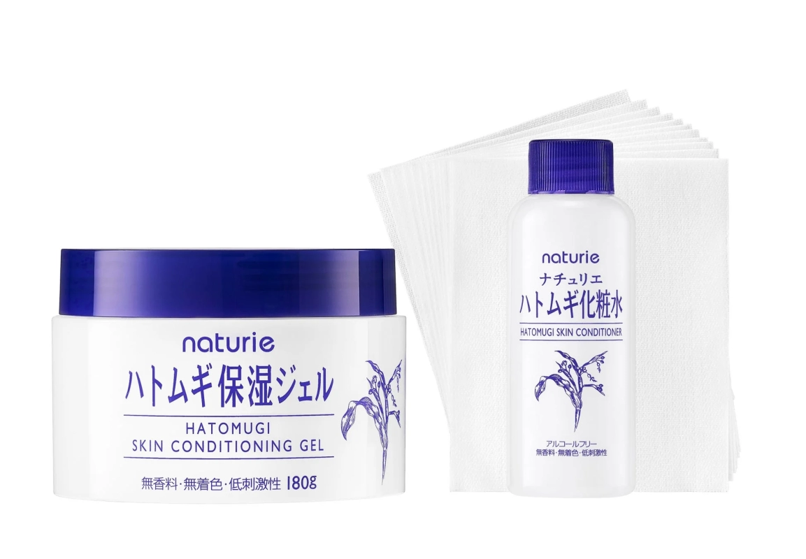 naturieのハトムギ保湿ジェルとハトムギ化粧水の2点セットが、コットンと共に白い背景に並べられています。両製品ともに無香料、無着色、低刺激性で、化粧水はアルコールフリーです。