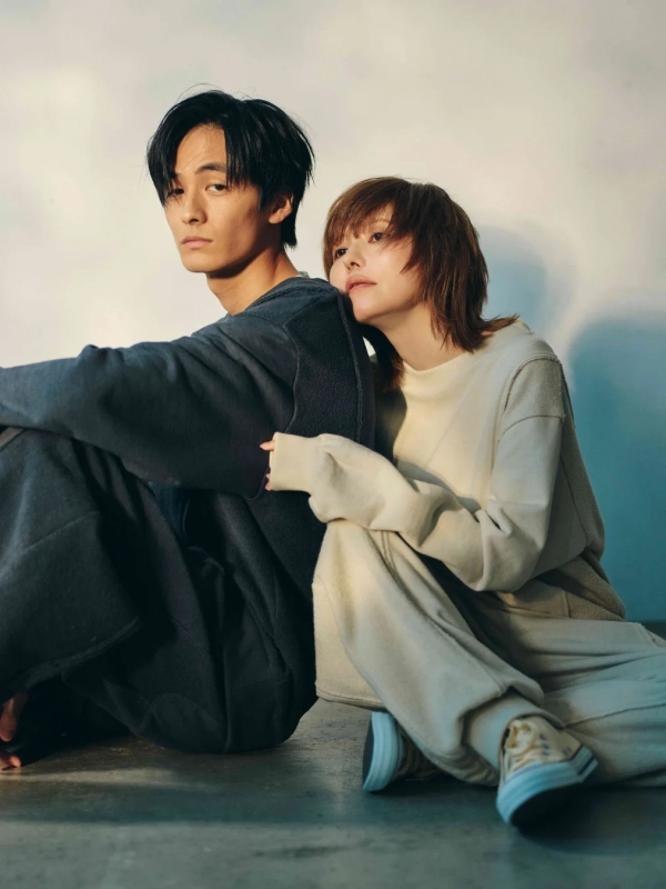 Featherlight Quilted Coatの室内での着用イメージ