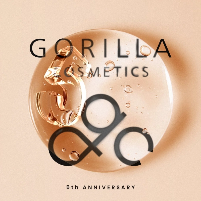 GORILLA COSMETICSの5周年記念を祝う広告画像です。透明感のある美容液のような液体と泡が印象的で、シンプルながらも洗練されたデザインです。