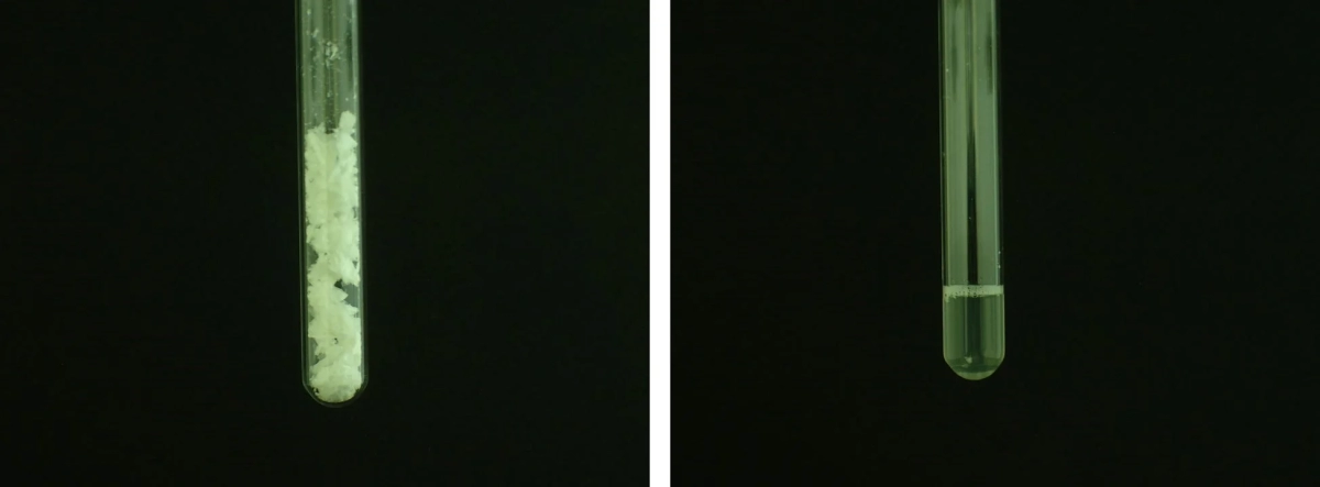 試験管内の固体と液体（溶けるシルクのイメージ）