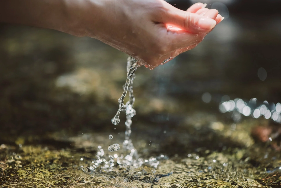 手で水をすくう様子（天然保湿力のイメージ）
