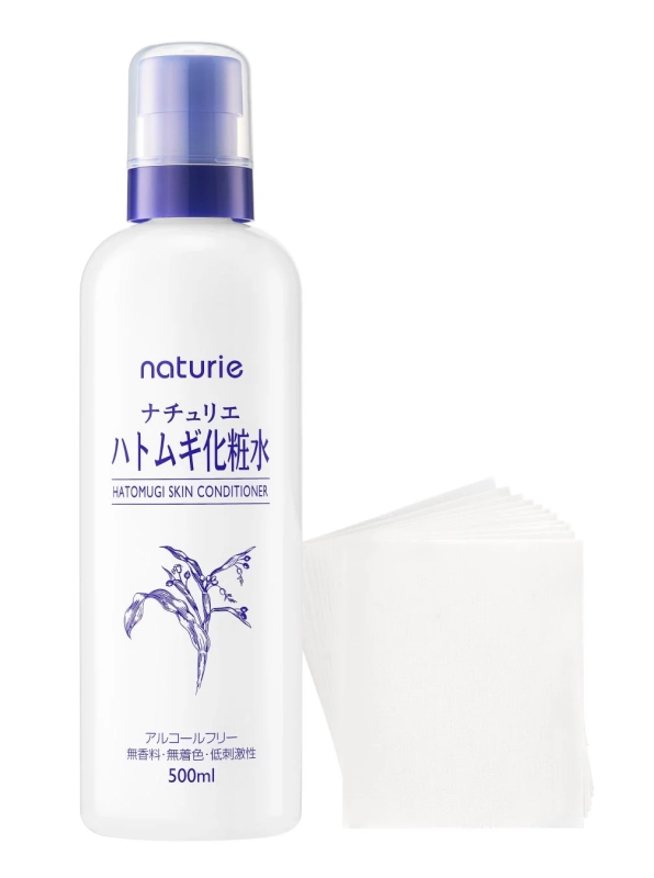 ナチュリエ ハトムギ化粧水500mlボトルとコットンが写っています。アルコールフリー、無香料、無着色、低刺激性の特徴があり、日常のスキンケアに最適な大容量化粧水です。