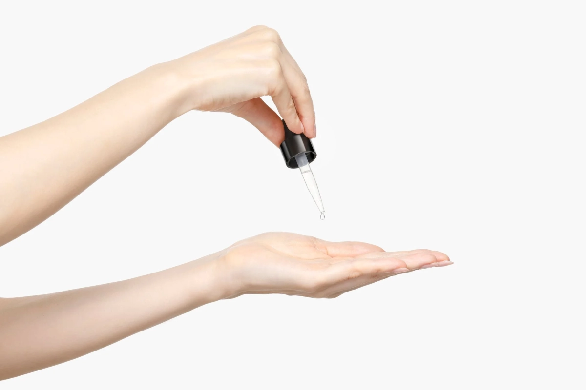 美容液を手に垂らす様子