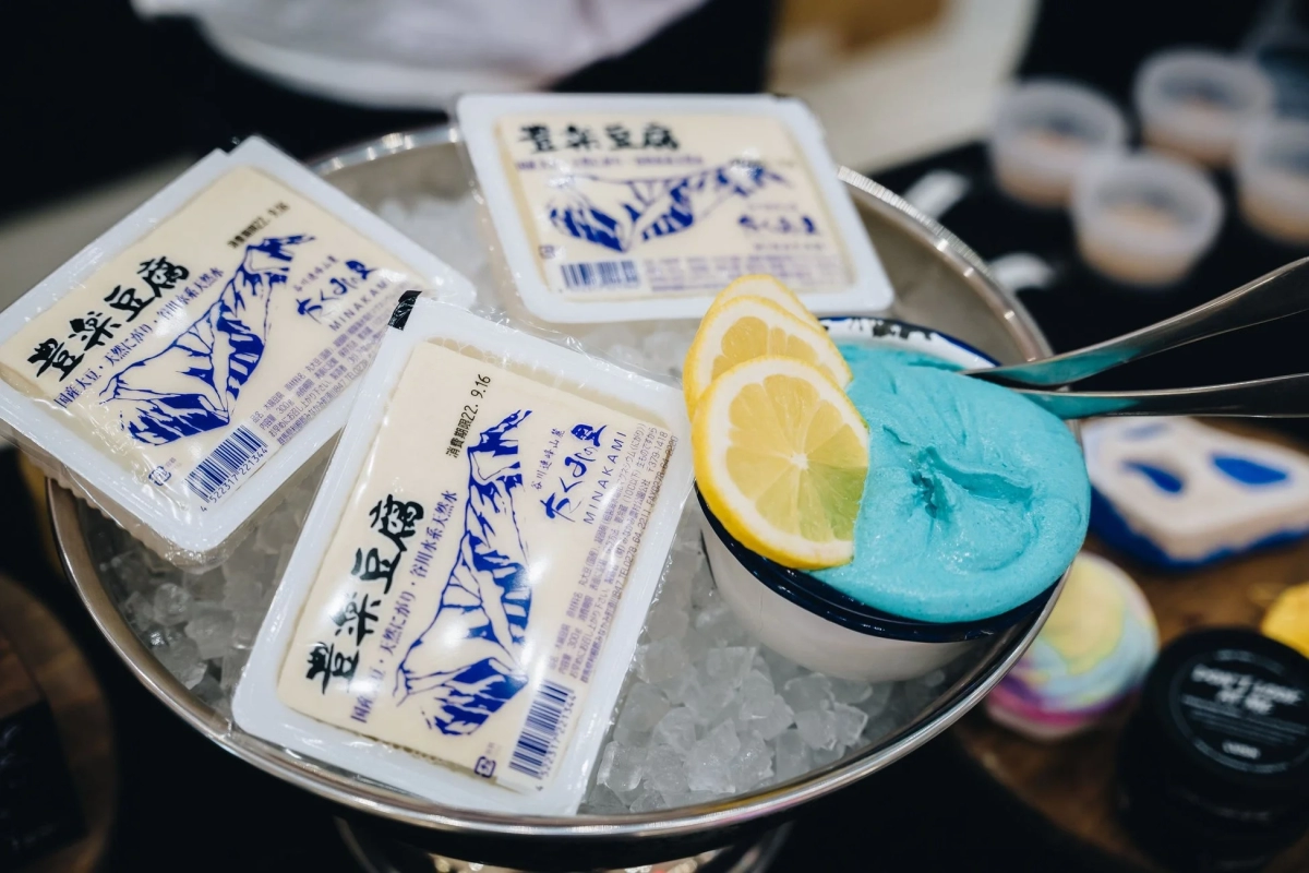 豊楽豆腐のパックと青いデザート