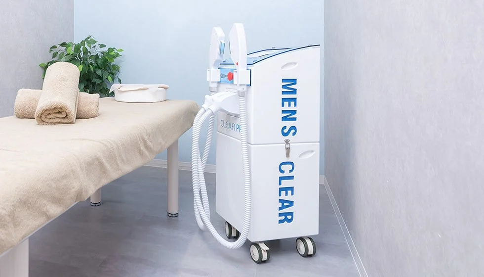 メンズクリアの施術ベッドと脱毛機器