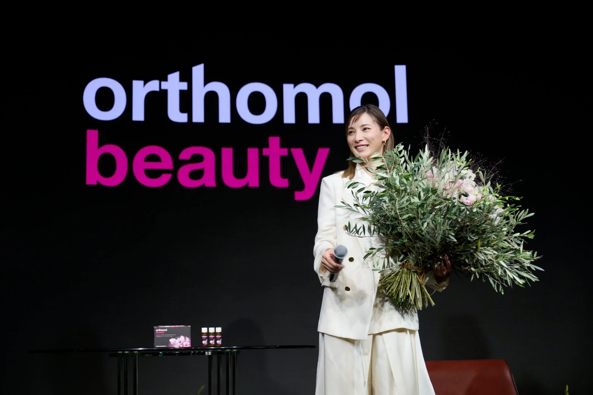 花束を持つ加藤あいさん