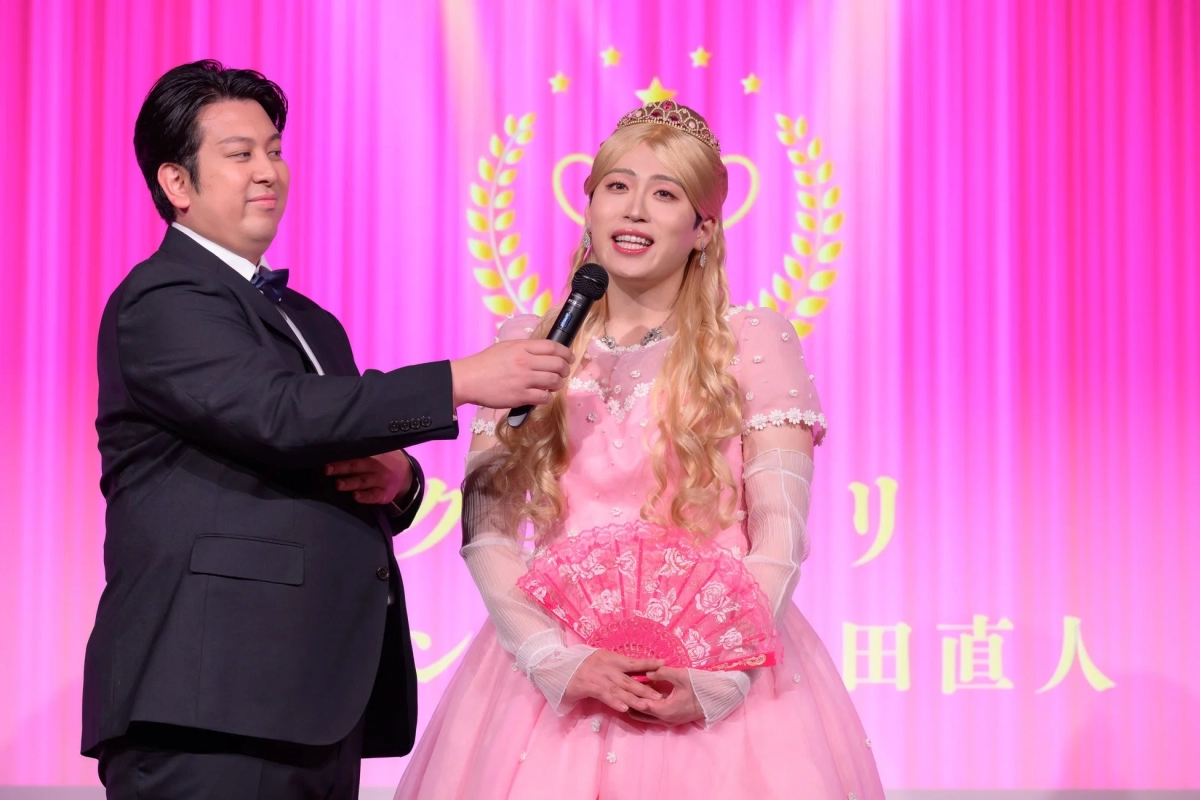 ピンクのドレス姿で登場した池田直人さん