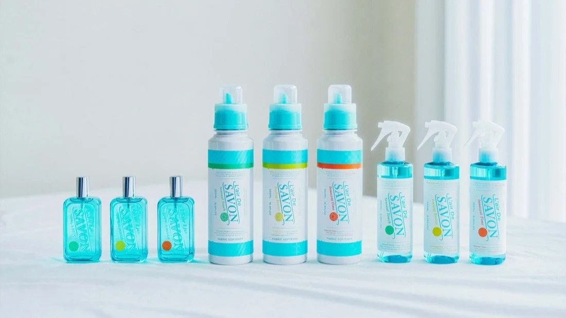 L'air De SAVONの柔軟剤やファブリックミストなど、青と白を基調としたボトルが並べられた製品ラインナップ