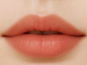 淡いオレンジがかったコーラル色のリップ
