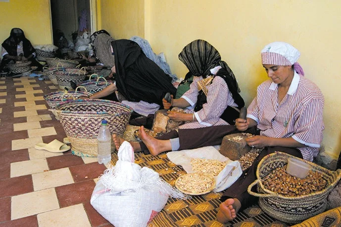 モロッコの女性たちの手作業