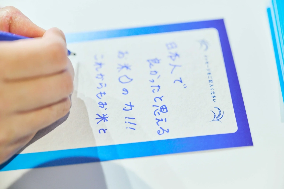 メッセージを記入する来場者