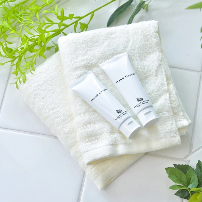 ハンドクリームとタオル