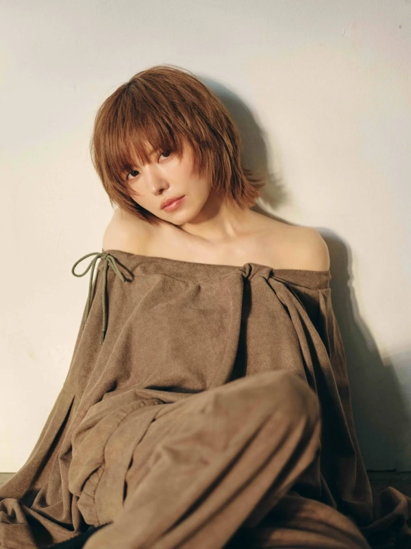 Contrast Panel Cotton PulloverとJogger Pantsの着用イメージ