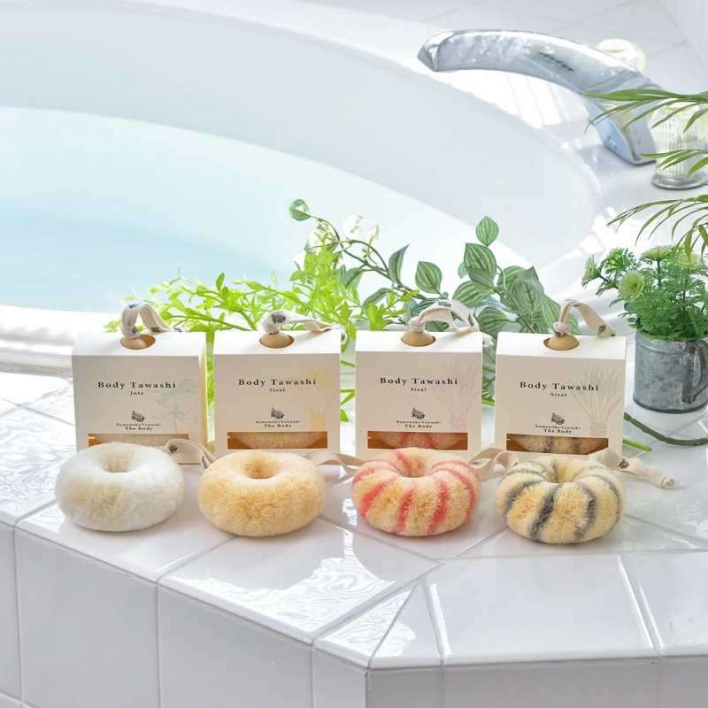 浴槽の縁に4種類のボディタワシ