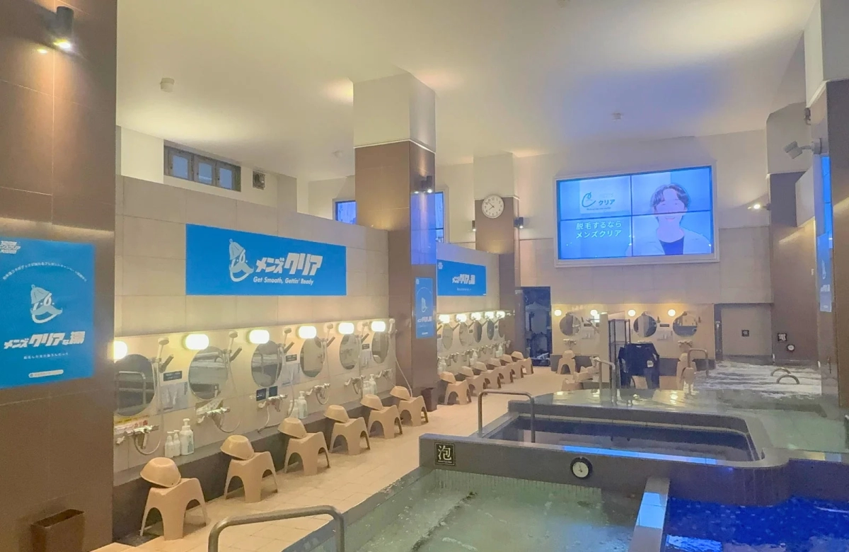 広々とした大浴場に掲示されたメンズクリアの広告