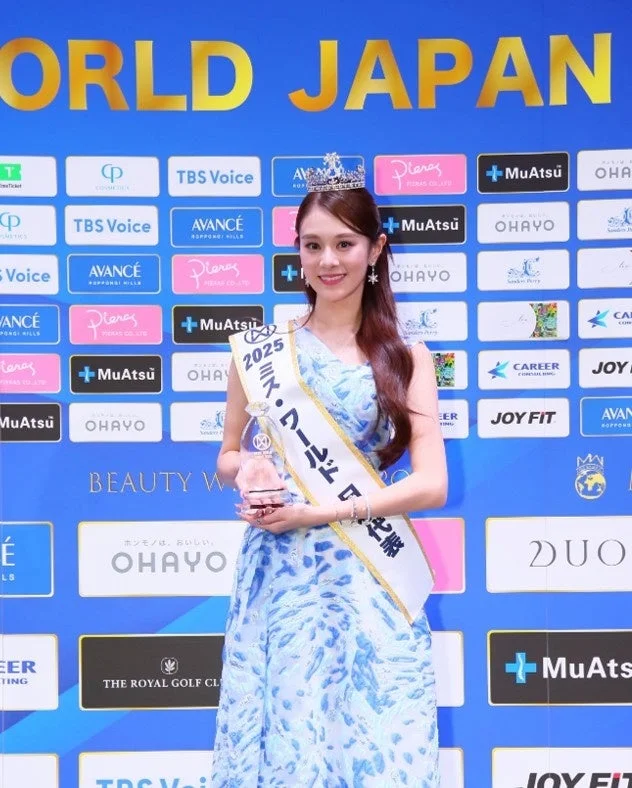 ミスワールド日本代表、ティアラとトロフィー
