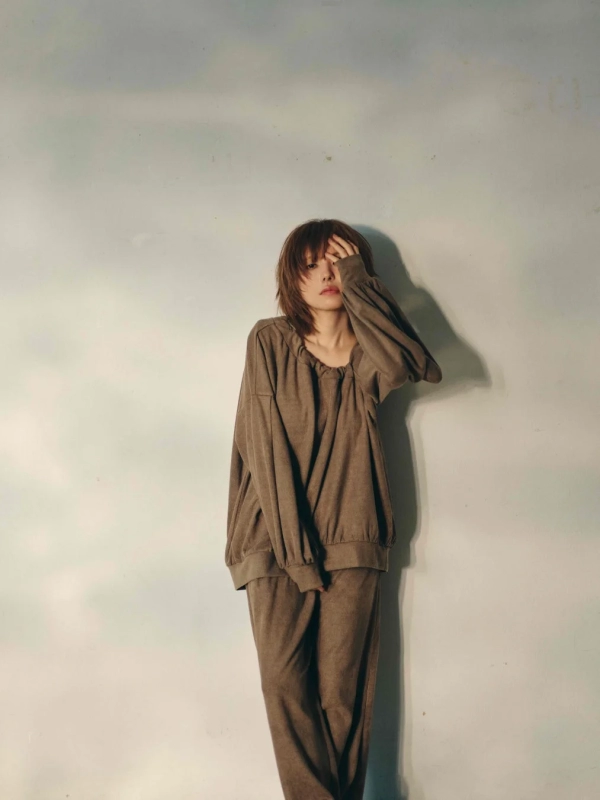 MENDのオーバーサイズウェアを着用した女性