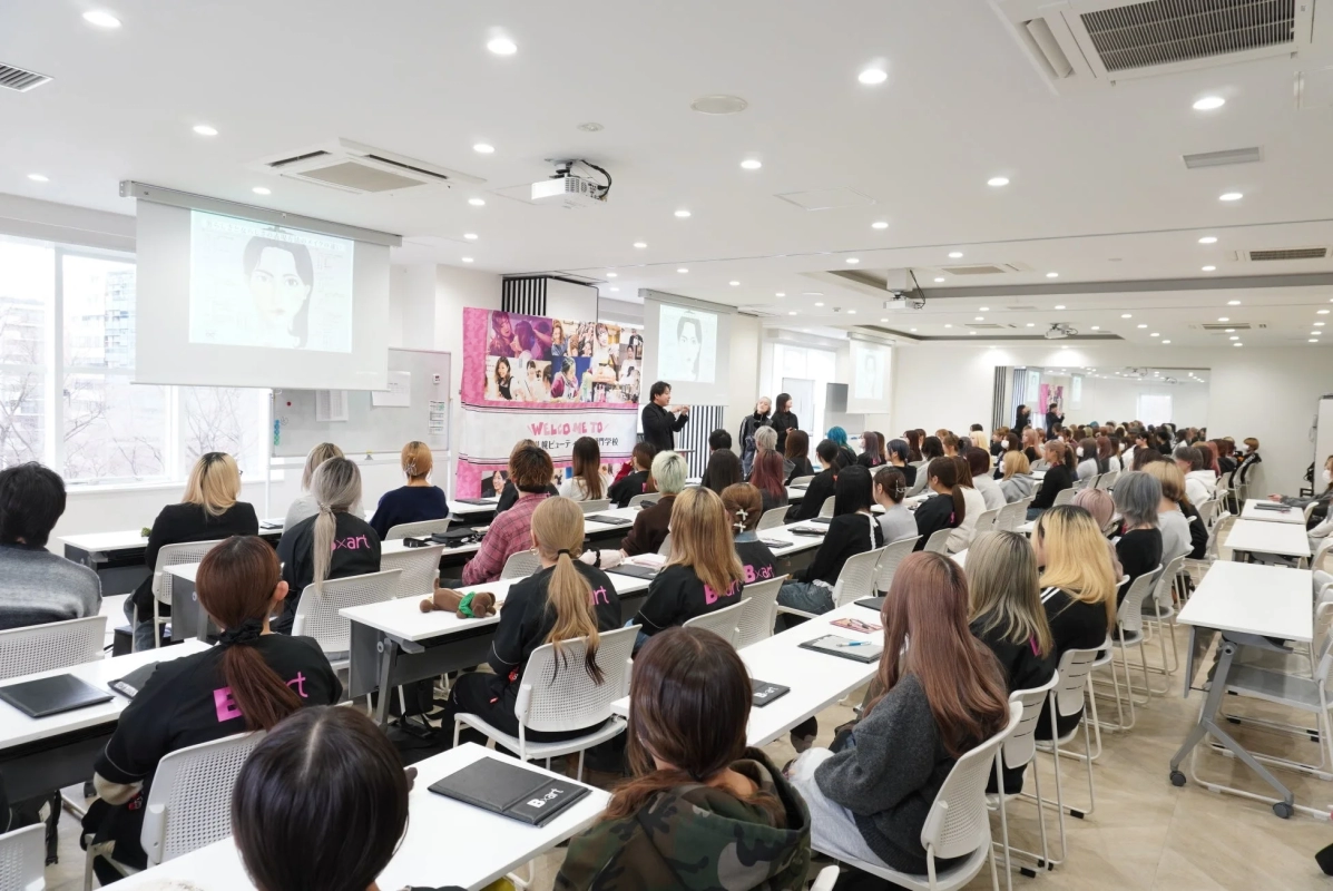 美容専門学校の授業風景、プロジェクターにメイク解説