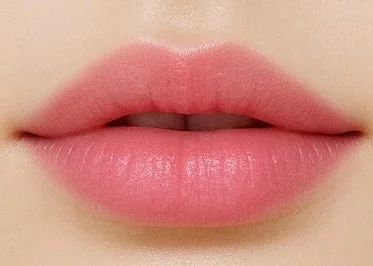 ピンク色のリップメイクが施された唇
