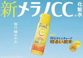 青い背景に黄色の「新メラノCC 化粧水」のボトルが配置された広告画像です。Wビタミンチャージで明るい肌へ導くことをアピールし、しみ対策や美白効果を訴求しています。