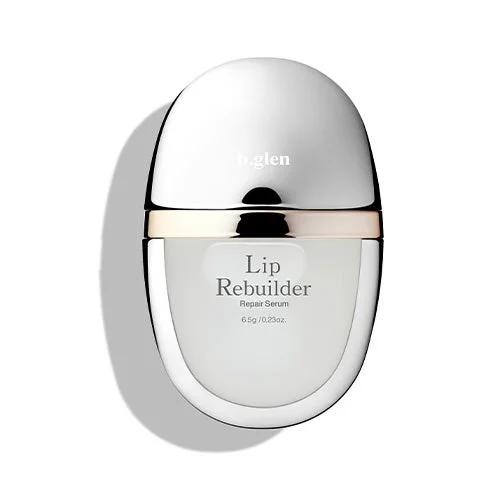 白い背景に置かれたb.glenのリップ美容液「Lip Rebuilder」の商品画像です。洗練された銀色と白色の容器が特徴で、唇のケアを目的とした製品であることが示されています。