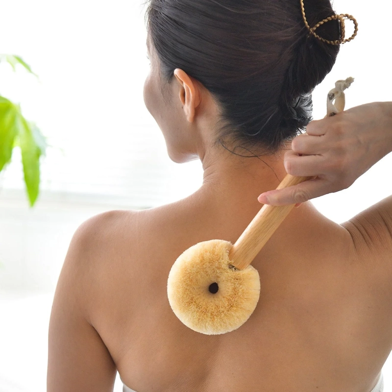 女性が背中をケア