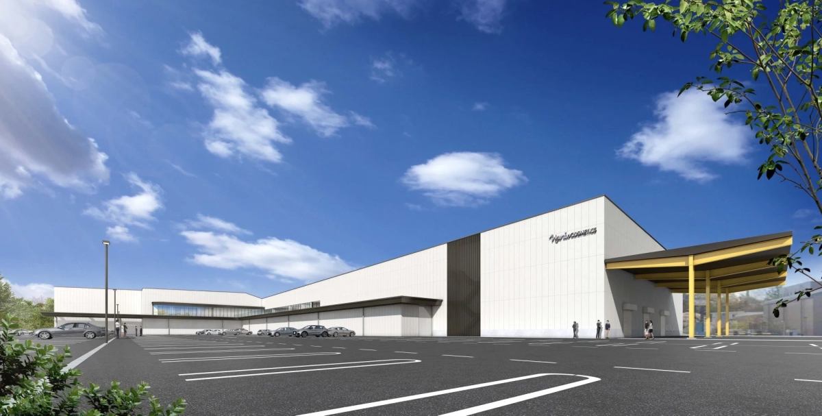 モダンな白い建物と広い駐車場が特徴の施設の外観パース。青空の下、数台の車と人物が見られ、ViyelluCOSMETICSのロゴが確認できます。