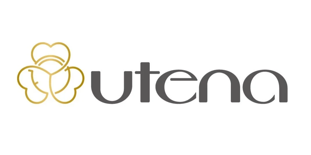 白背景に金色の抽象的なロゴマークと、その右隣に濃いグレーで「utena」と書かれたブランドロゴです。シンプルで洗練されたデザインが特徴です。