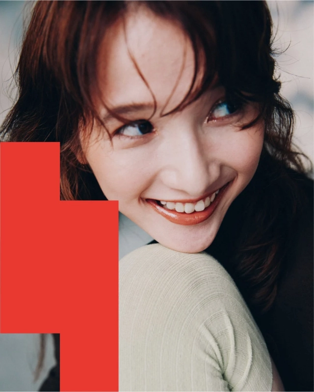 明るい笑顔を浮かべる若い女性のクローズアップポートレート