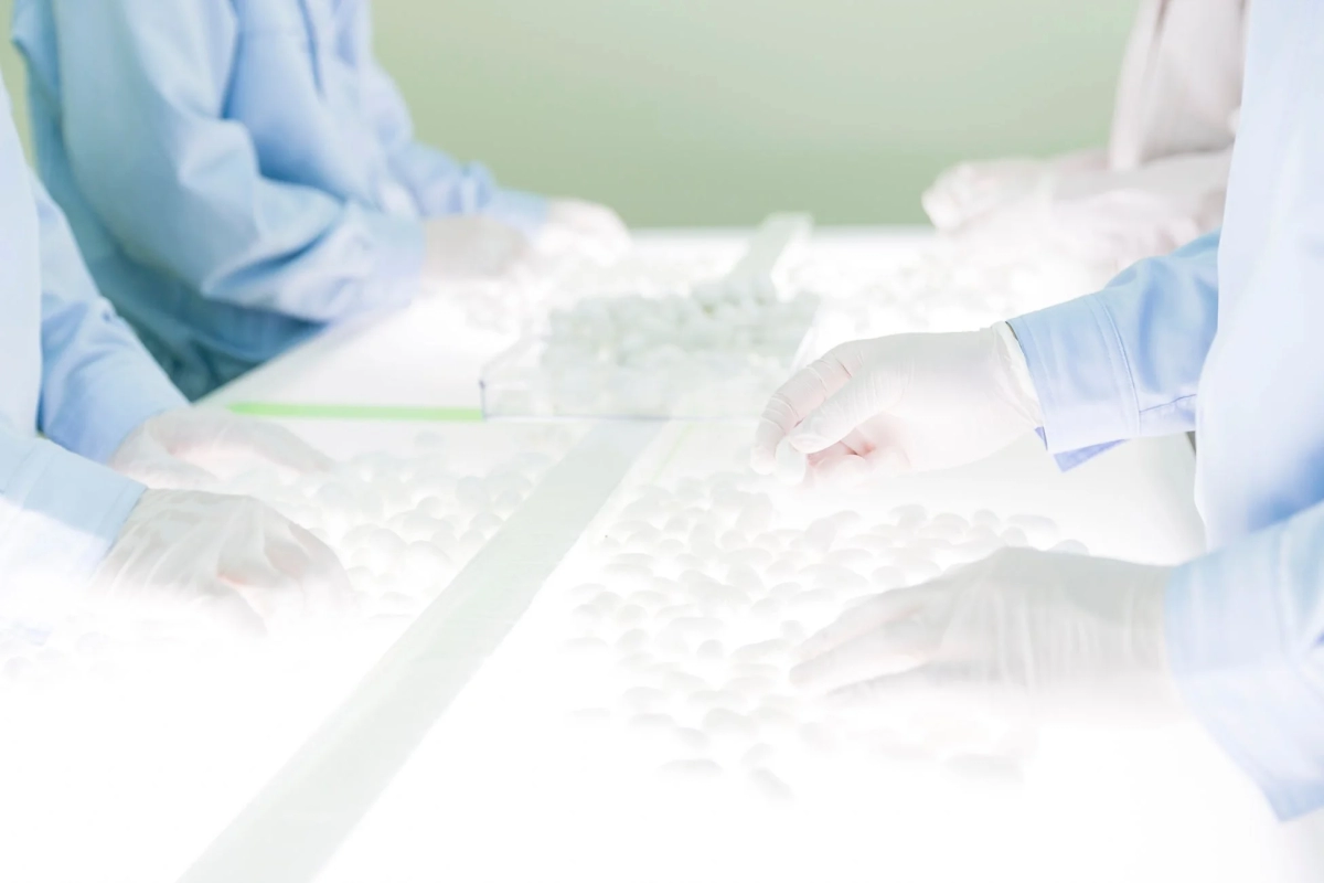 クリーンルームでの作業風景