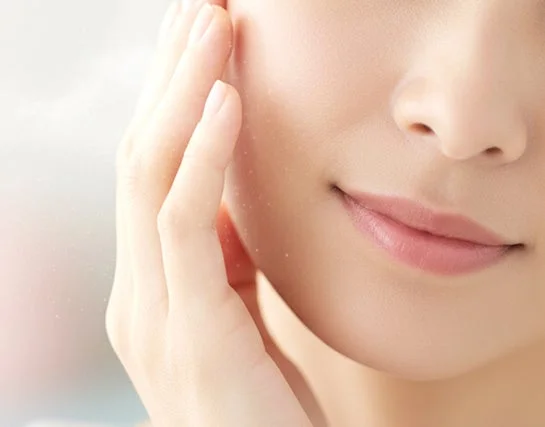 潤いと透明感のある美しい肌の女性のクローズアップ