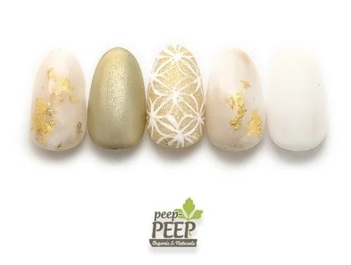 白とゴールドを基調としたエレガントなネイルチップ