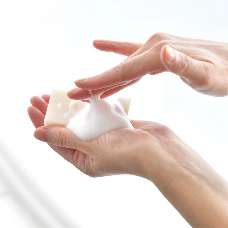 石鹸を泡立てる手