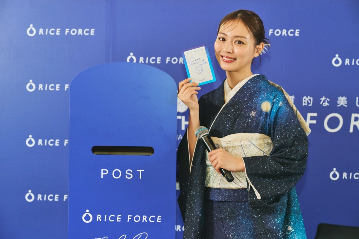 内田理央さんがメッセージをポストに投函する様子