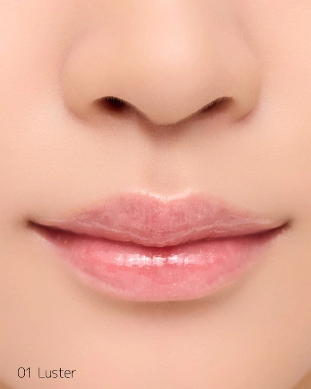 「01 Luster」を塗布した唇のクローズアップ